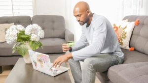 É vantajoso utilizar cartão de crédito para quitar a fatura de energia?